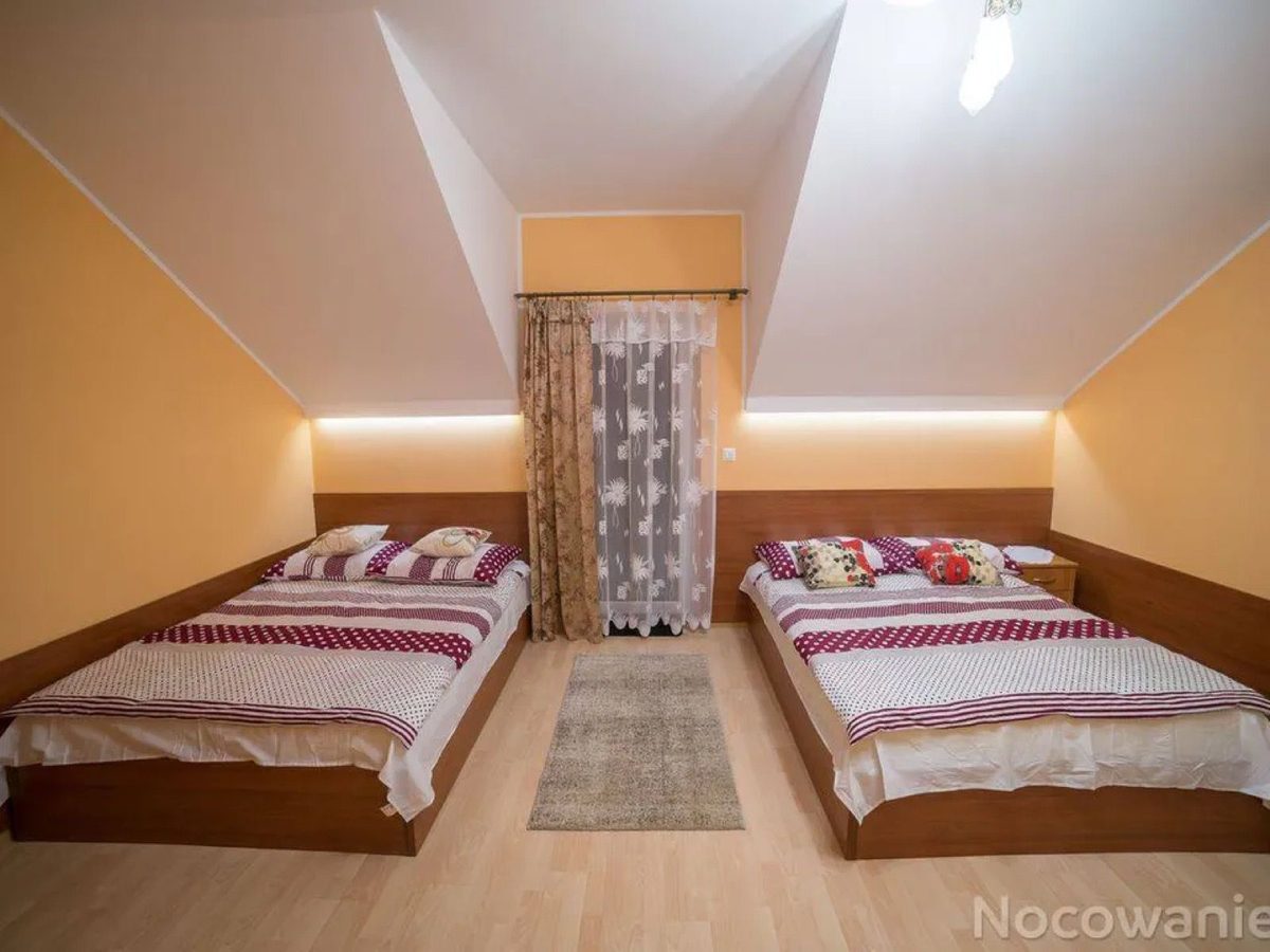 Jasny pokój z dwoma łóżkami